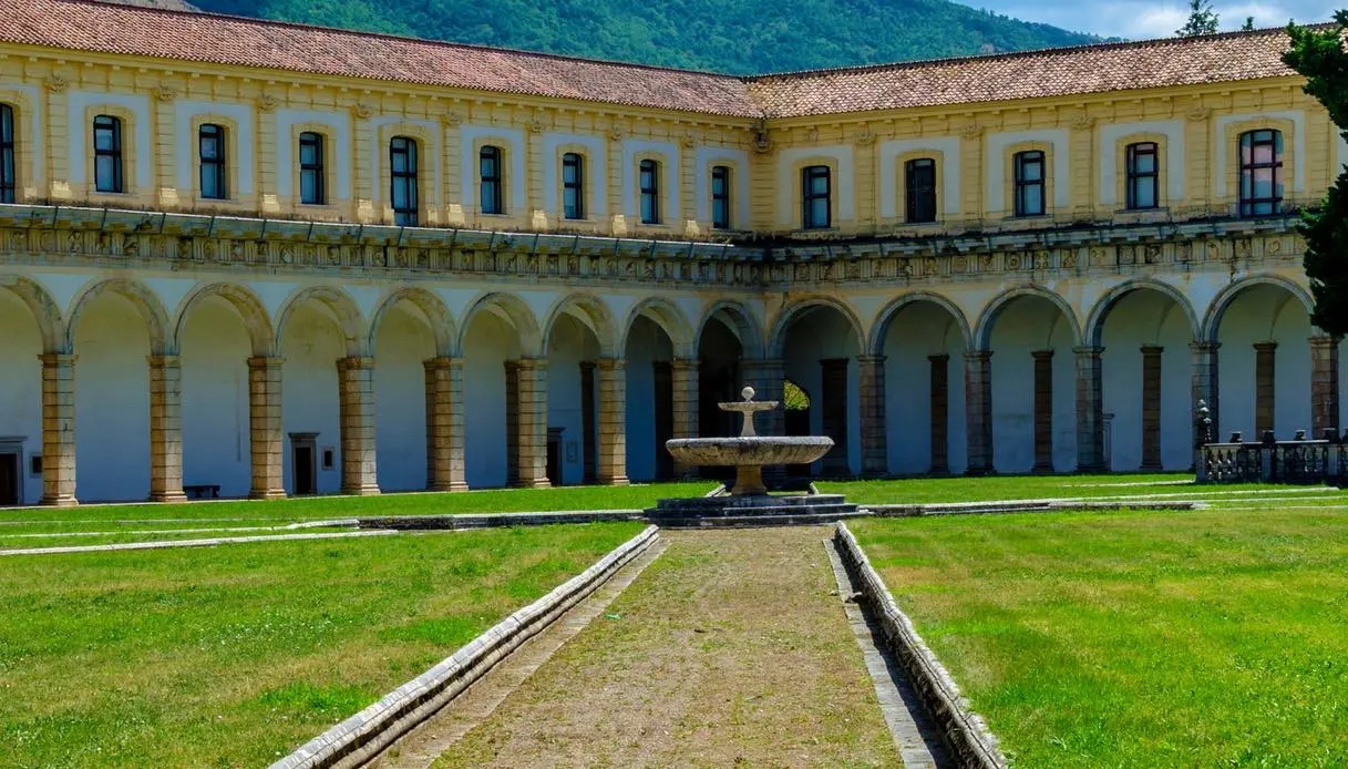 Padula, 3 autobus di turisti ma la Certosa è chiusa il martedì: «Persa ennesima opportunità»