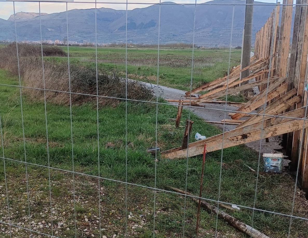 Sant’Arsenio, stradina rurale «inghiottita» dal cantiere: controversia tra imprenditore e cittadini