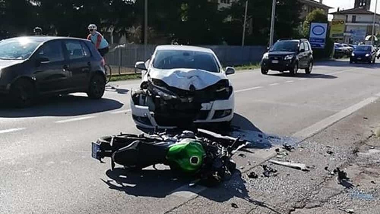 Frontale auto contro moto nel Cilento: resta in prognosi riservata il biker 39enne