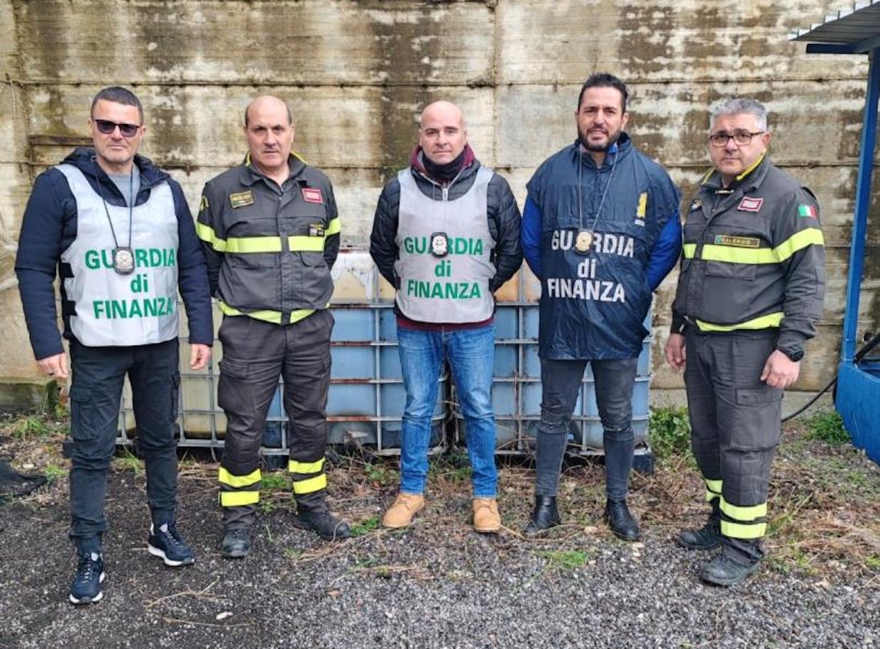 Guardia di Finanza dona gasolio sequestrato ai vigili del fuoco