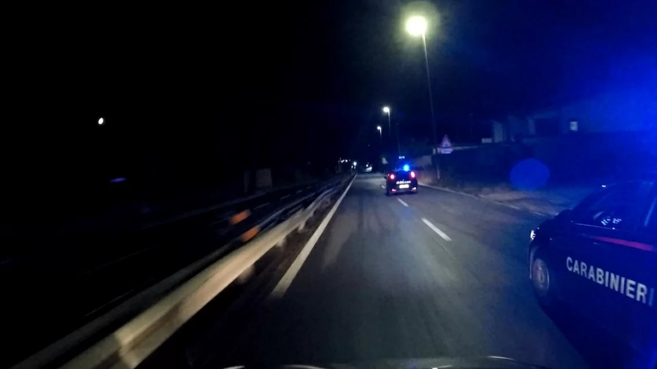 Cilento, inseguimento in pieno centro: carabinieri fermano 40enne con auto rubata e droga