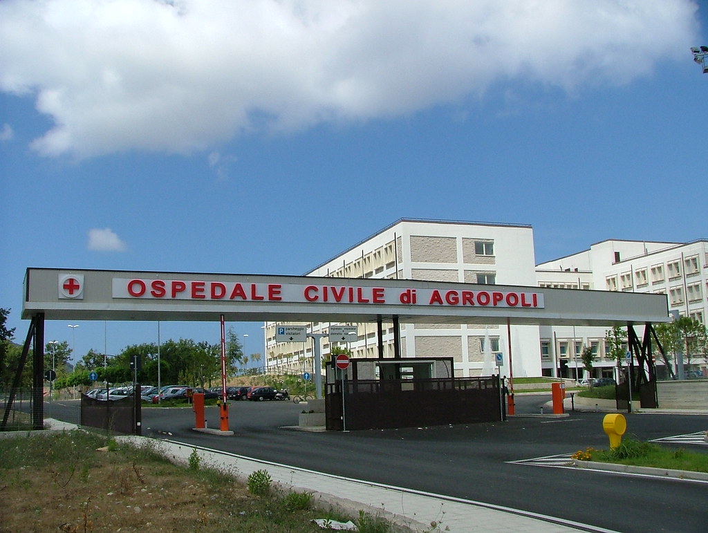 Agropoli, muore davanti alla scuola del figlio: nuove polemiche per chiusura ospedale