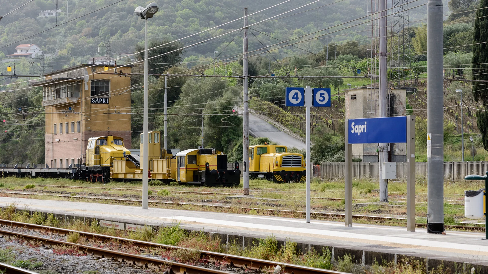 Sapri, lancia pietre contro i treni e aggredisce personale pulizie: fermato un 43enne