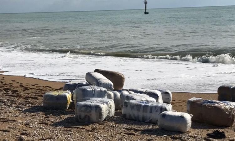 Trova 35 chili di droga sulla spiaggia di Paestum