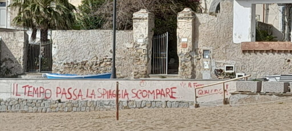 Erosione costiera, scritta anonima sulla spiaggia di  Marina Piccola a Castellabate: «Fate qualcosa»