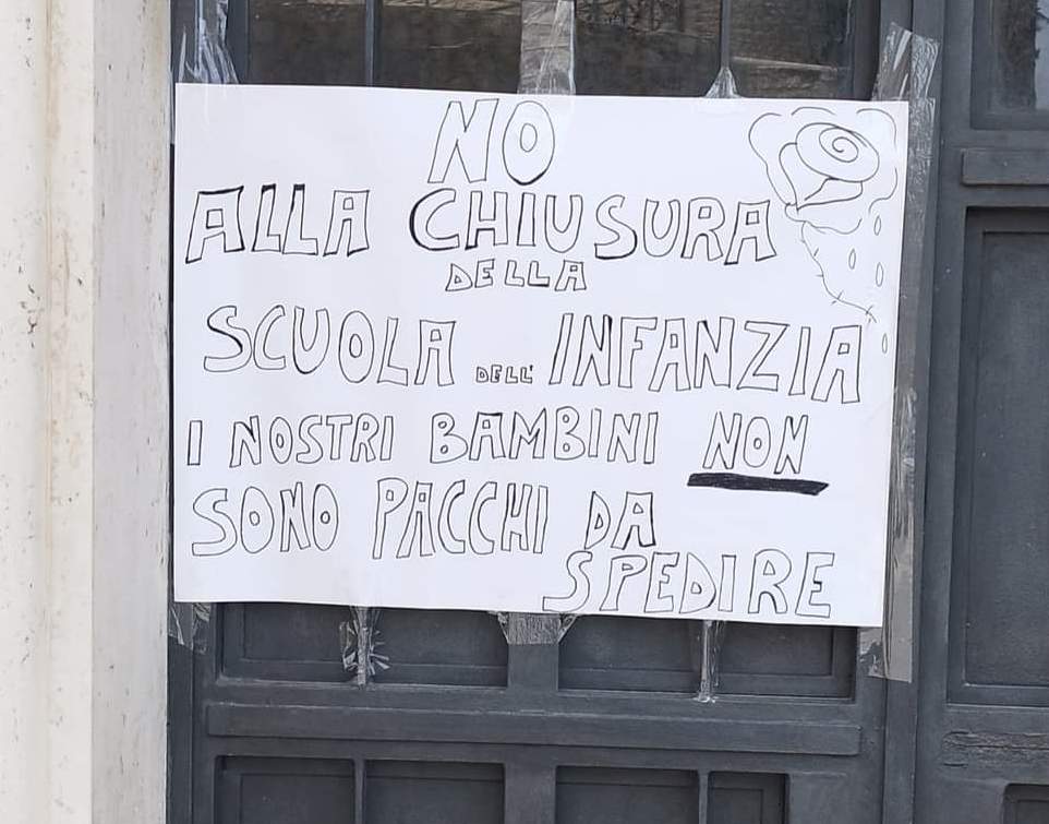 Scuola rischia chiusura, protesta delle famiglie a Teggiano: «Bambini non sono pacchi»