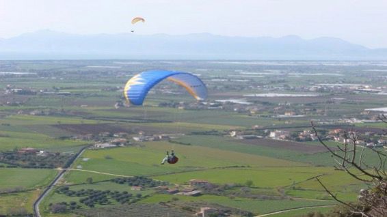 Cilento, precipita con il parapendio: 44enne ferito