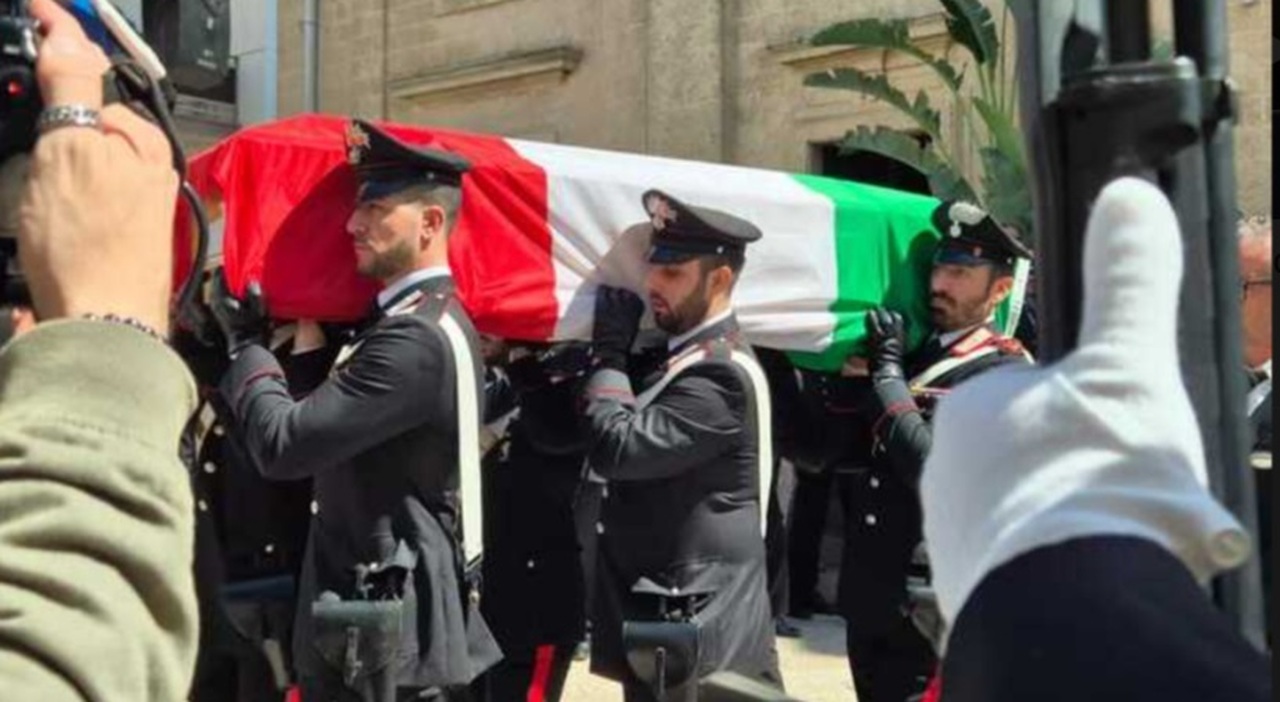 Tragedia Campagna, l’ultimo saluto ai carabinieri: «La loro morte è un crimine»