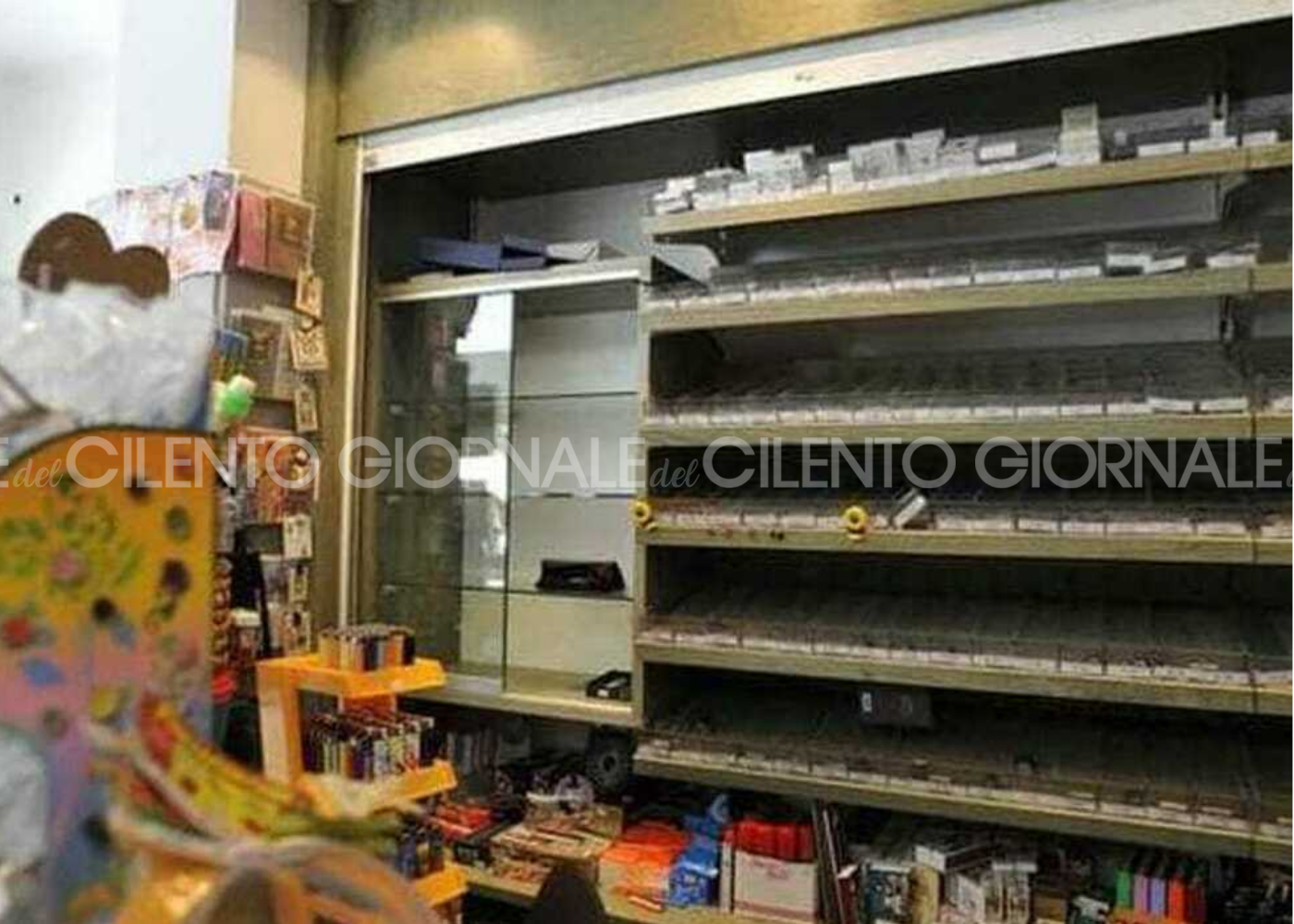 Svaligiato un tabacchi nella notte: ladri portano via sigarette, gratta e vinci e valori bollati