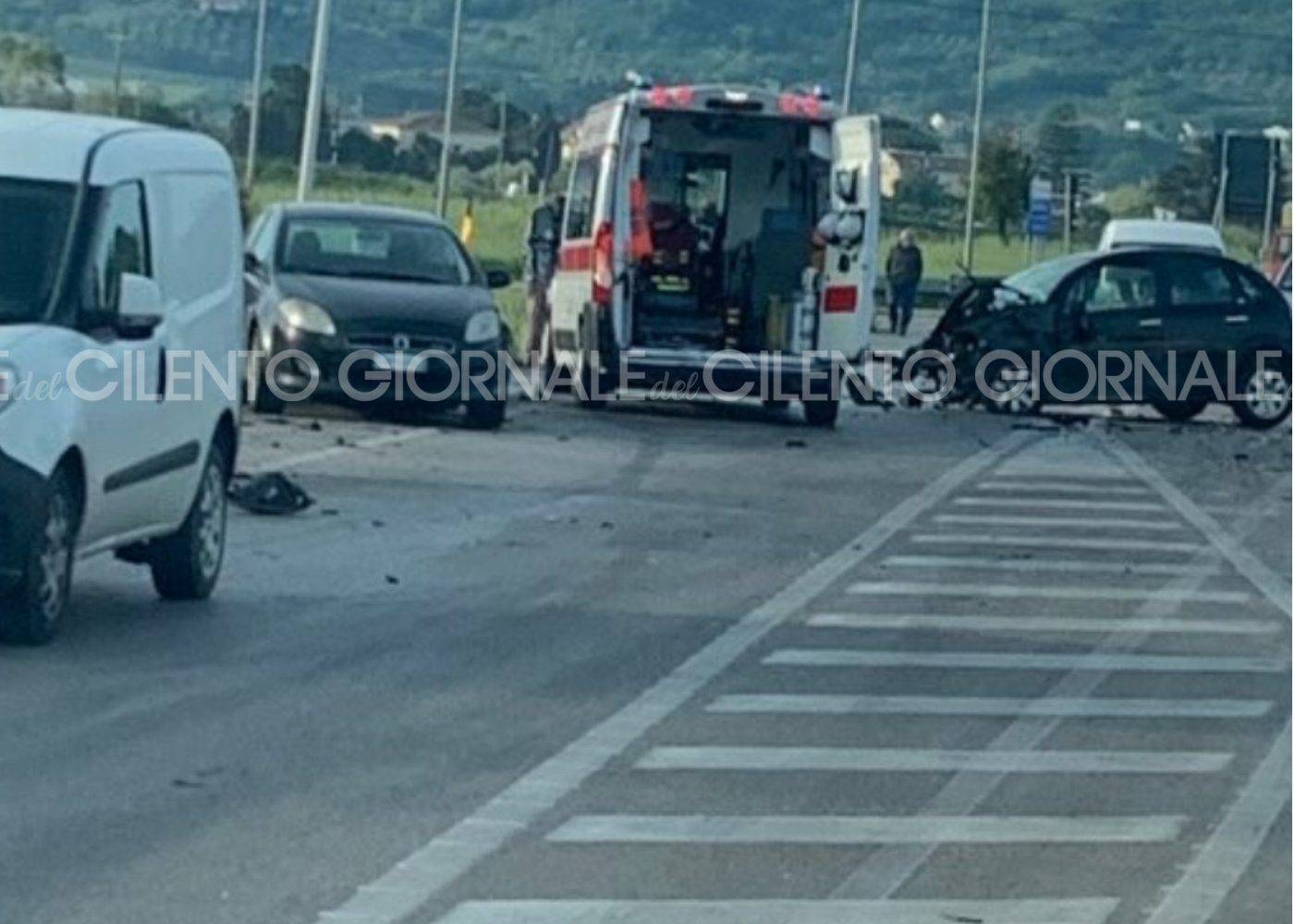 Cilento, schianto frontale sulla statale: grave un 18enne