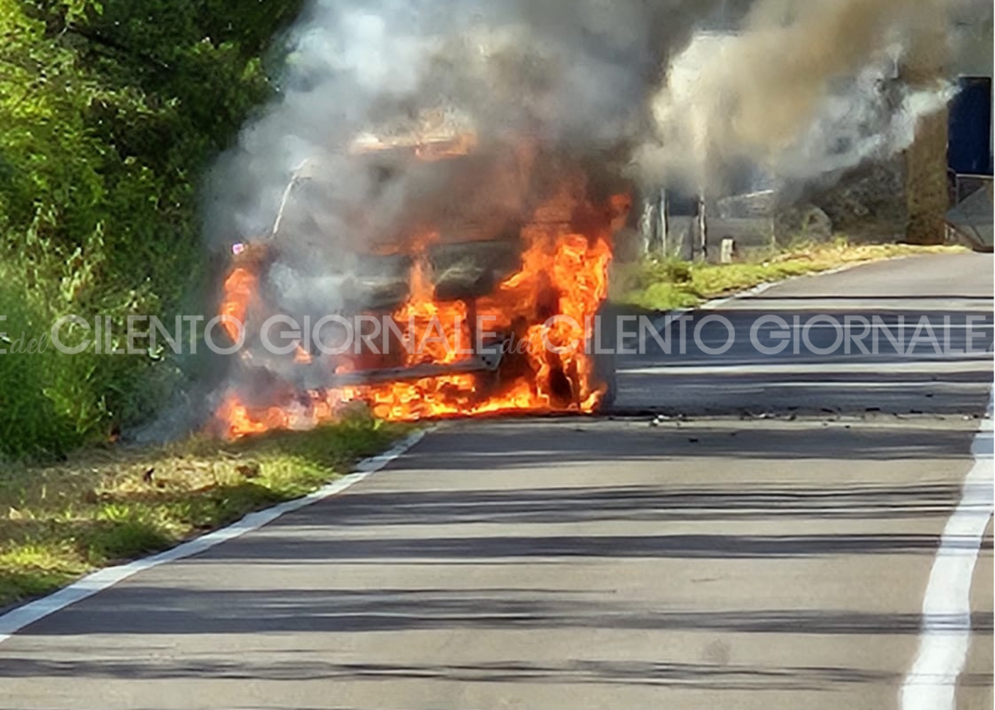 Capaccio Paestum: auto avvolta dalle fiamme, illeso l’uomo al volante