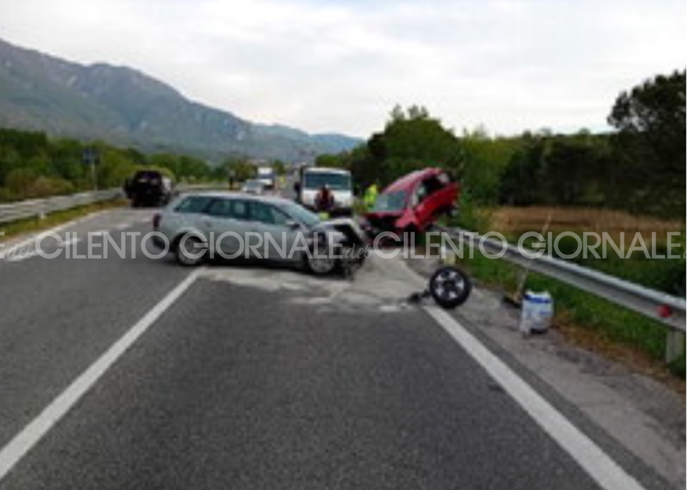 Carambola frontale lungo la fondovalle: due feriti