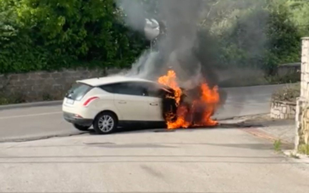 Auto in fiamme a Vallo della Lucania e colonna di fumo visibile da lontano