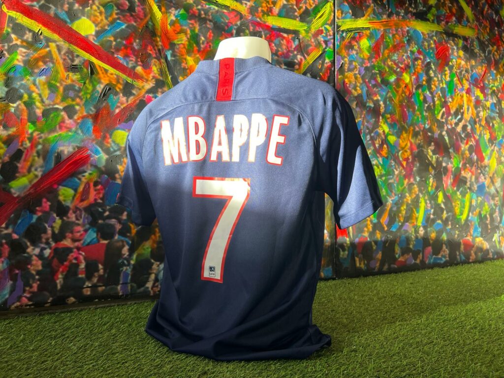 Castellabate: al museo del calcio ‘Andrea Fortunato’ la maglia del campione del Psg Kylian Mbappé