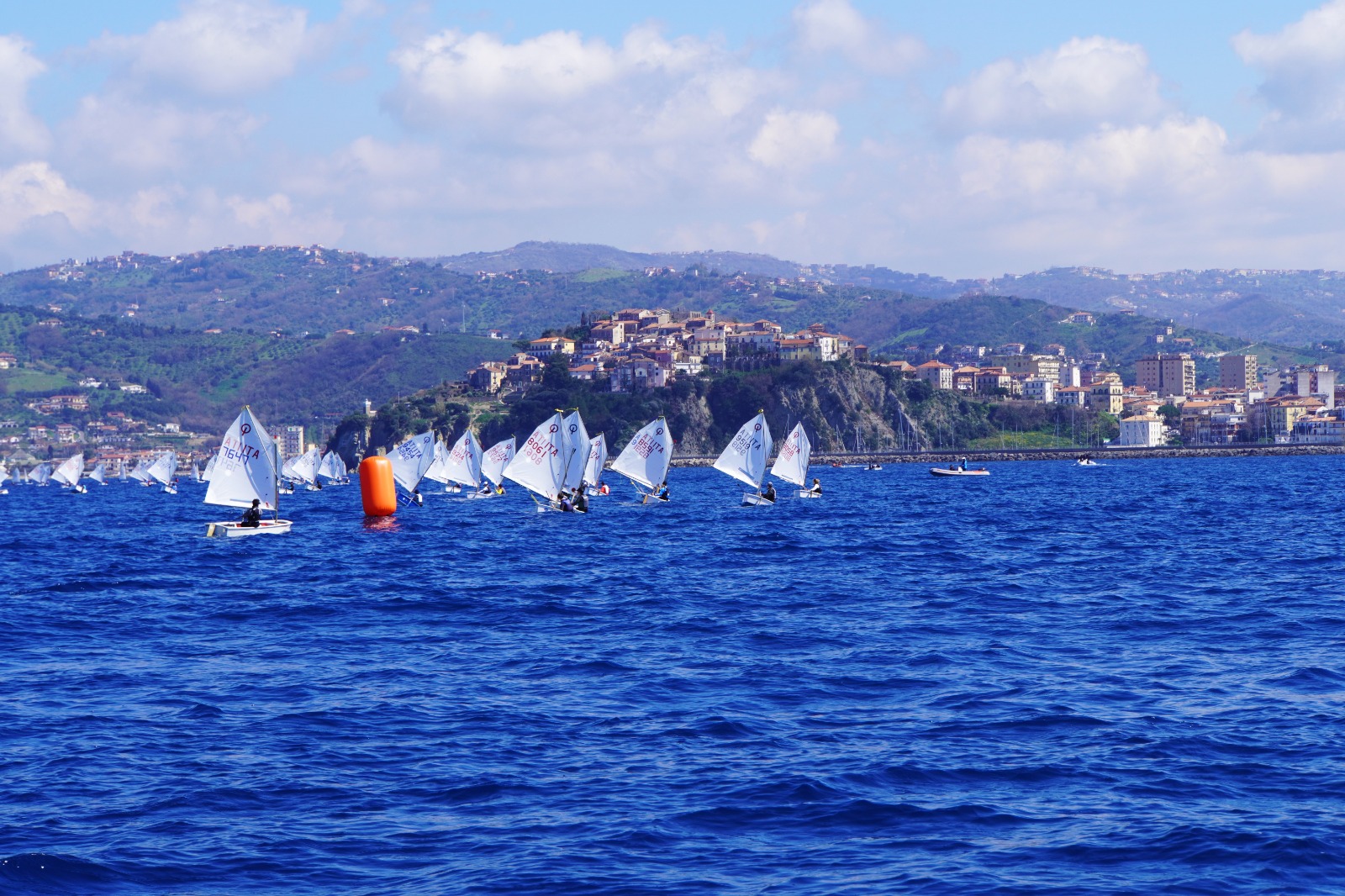 300 timonieri pronti a regatare nel mare di Agropoli per il «Trofeo Optimist Italia Kinder Joy of Moving»