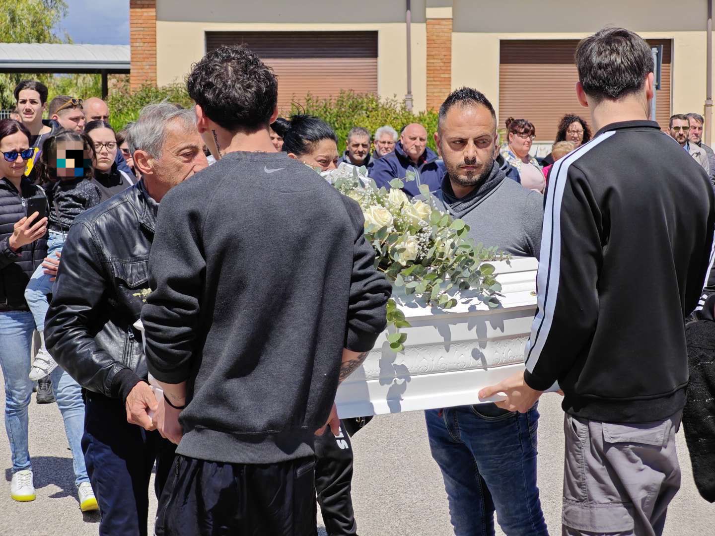 Ai funerali di Francesco Pio lacrime e una canzone: «Un dolore indescrivibile»