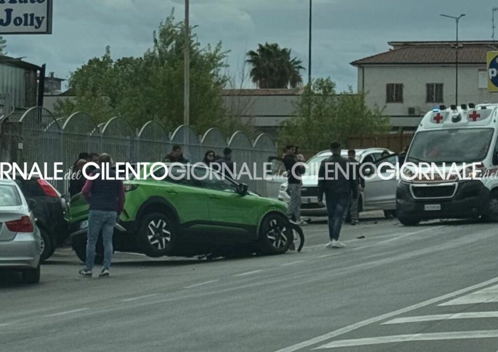 Incidente stradale a Capaccio Paestum, auto contro camion: ci sono feriti