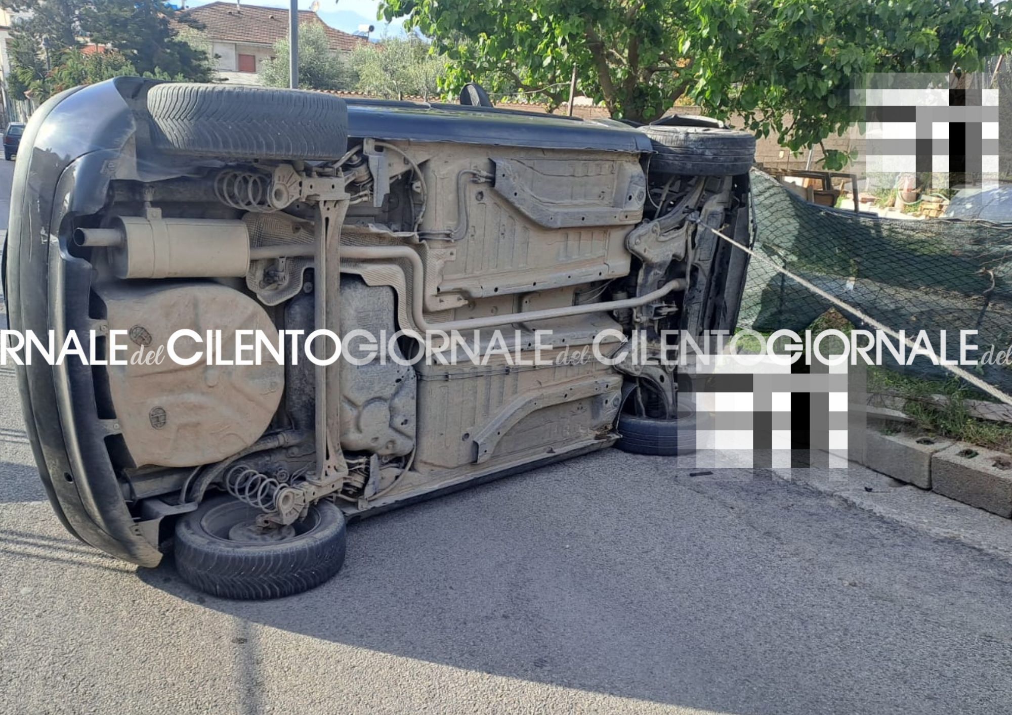 Castellabate, si ribalta con l’auto per evitare un gatto: 20enne fortunatamente illeso