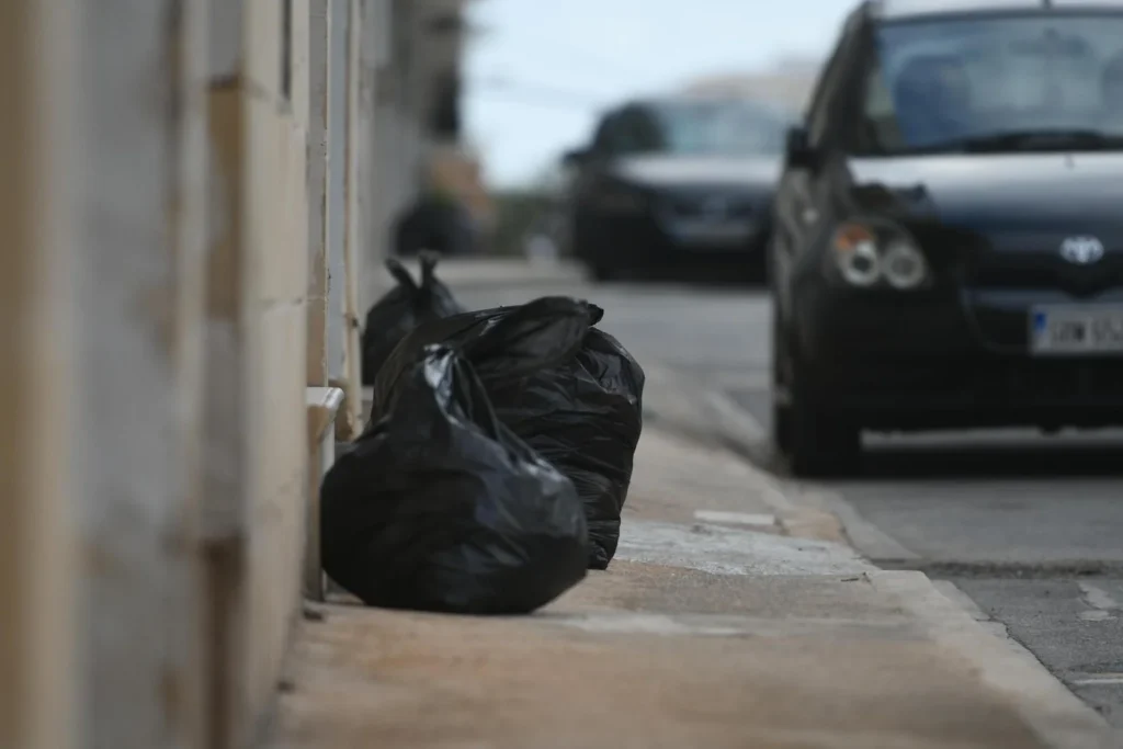 Vibonati, lancia sacchetto immondizia dal finestrino: denunciata una donna di Sapri