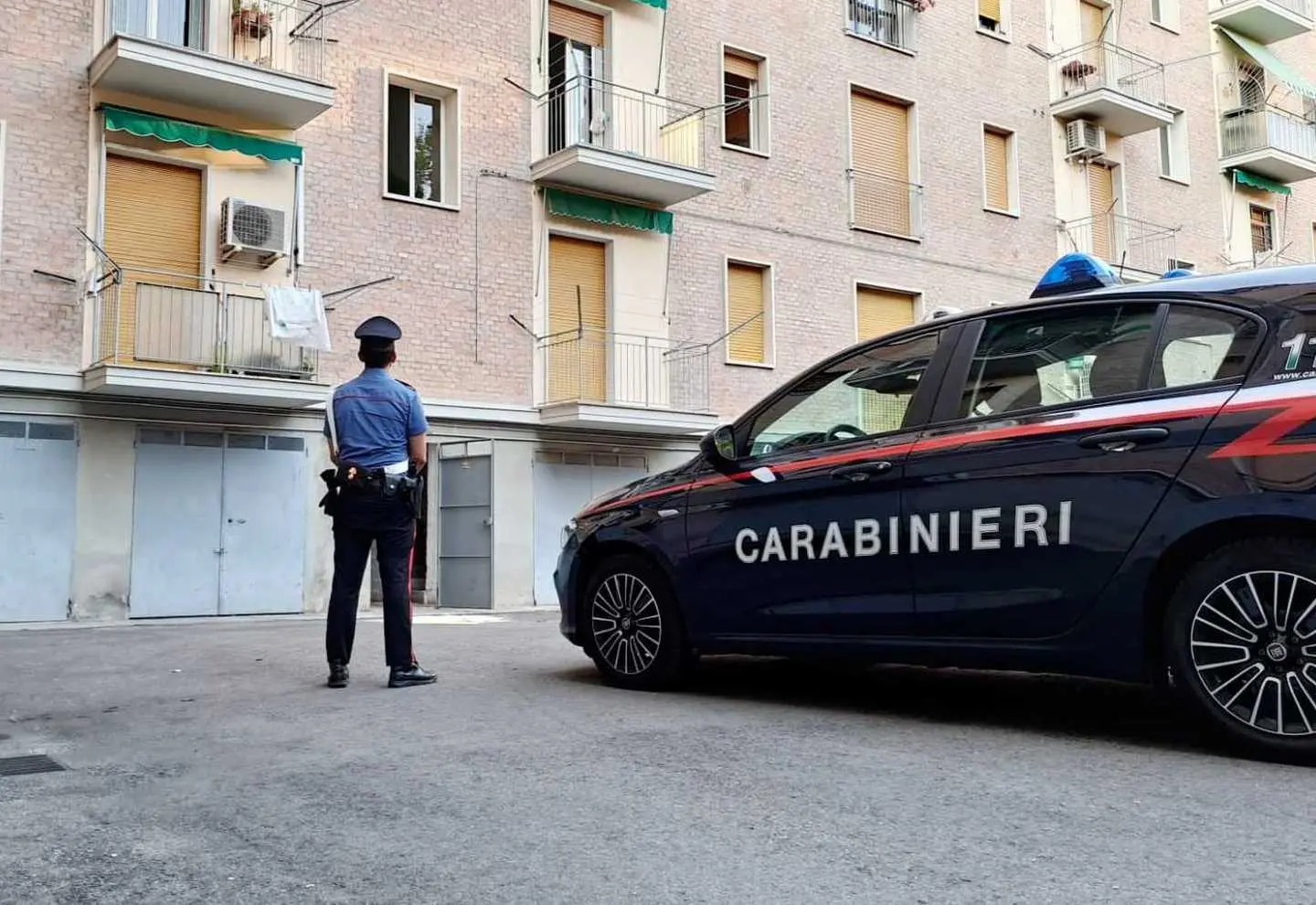 Rubate due auto di lusso da un garage: carabinieri seguono gps
