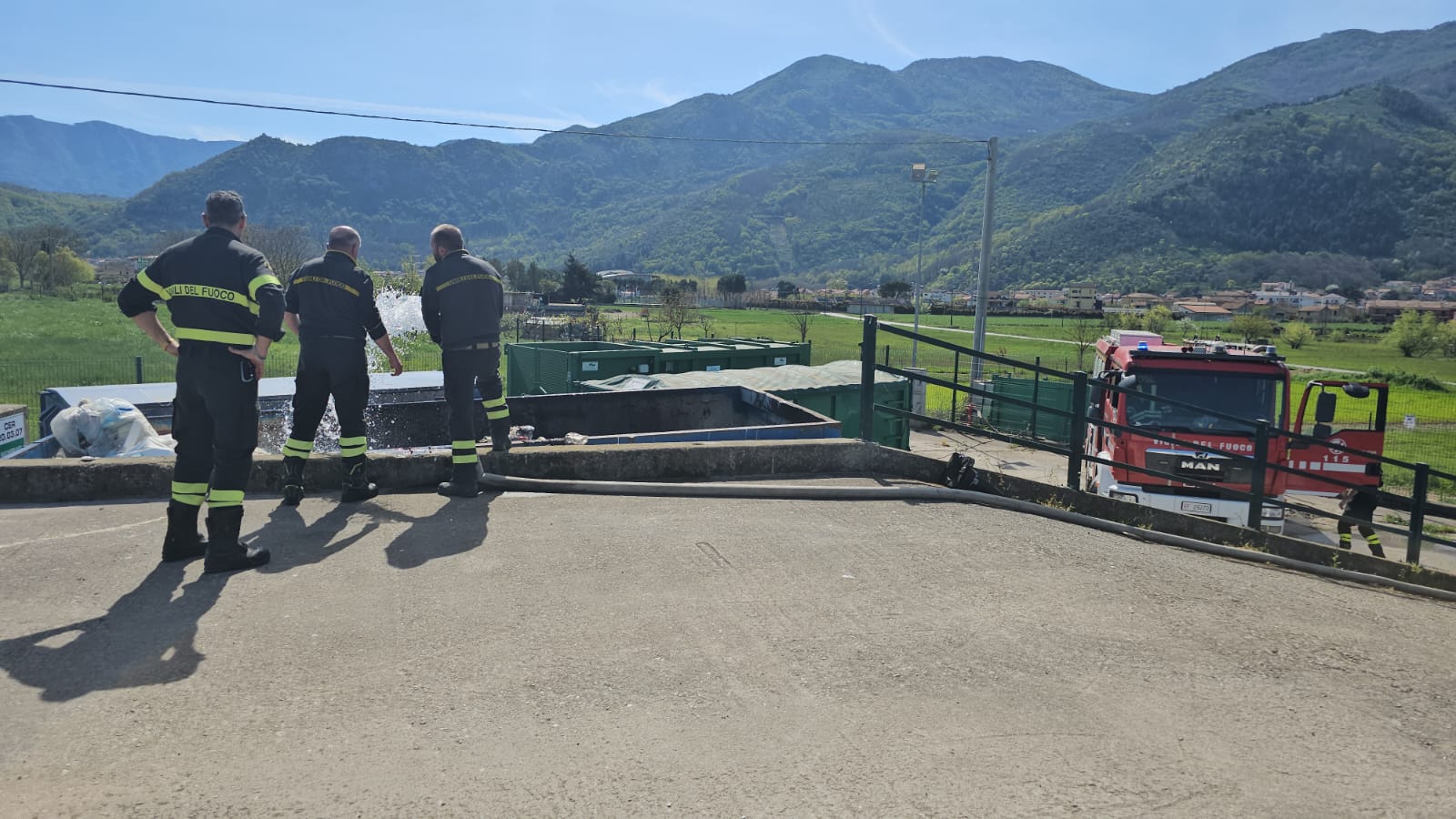 Sant’Arsenio, fiamme nell’isola ecologica: cestini rifiuti in fumo