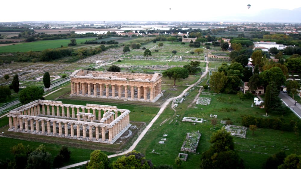 Capaccio Paestum, luna park abusivo a due passi dai templi