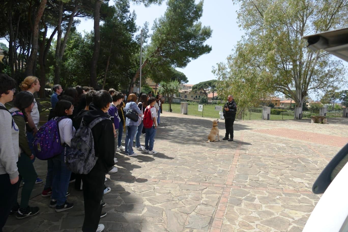 IC Castellabate, a scuola di ambiente con i carabinieri forestali ed il labrador Danko
