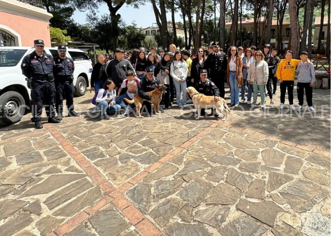 Castellabate, alunni a scuola di ambiente con i carabinieri forestali e il labrador Danko