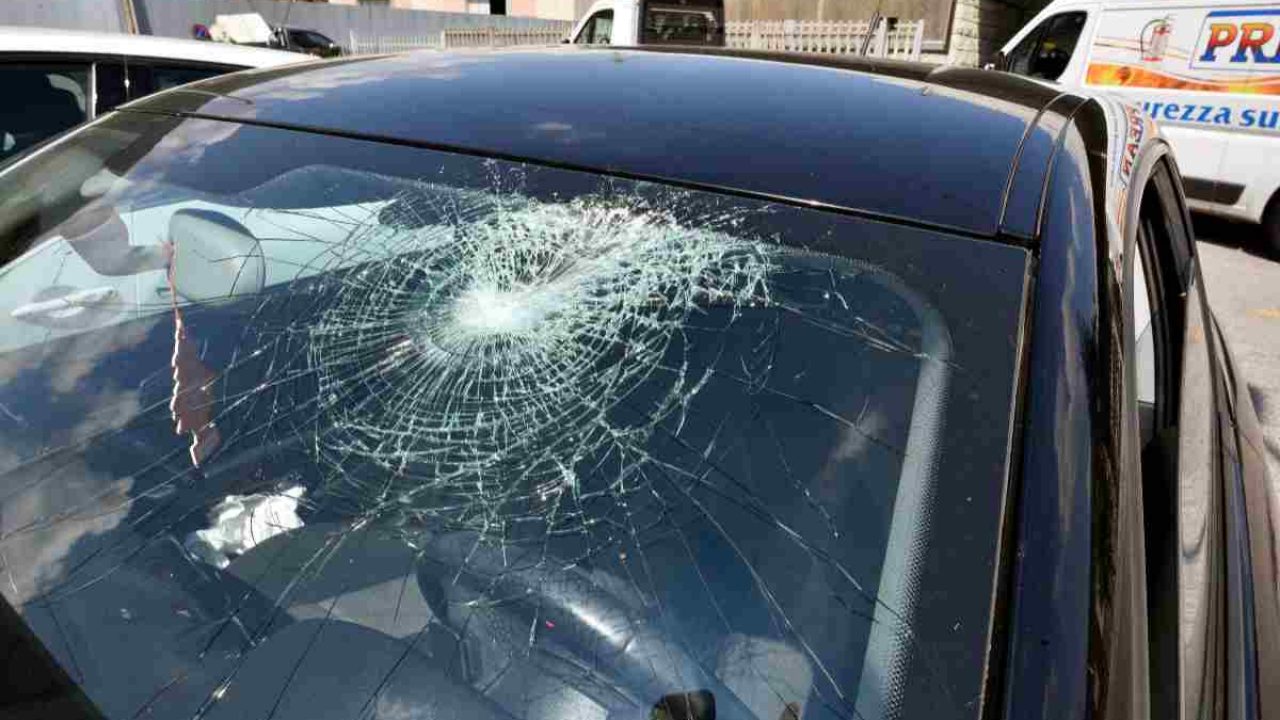 Sapri, danneggia auto: identificato un 42enne