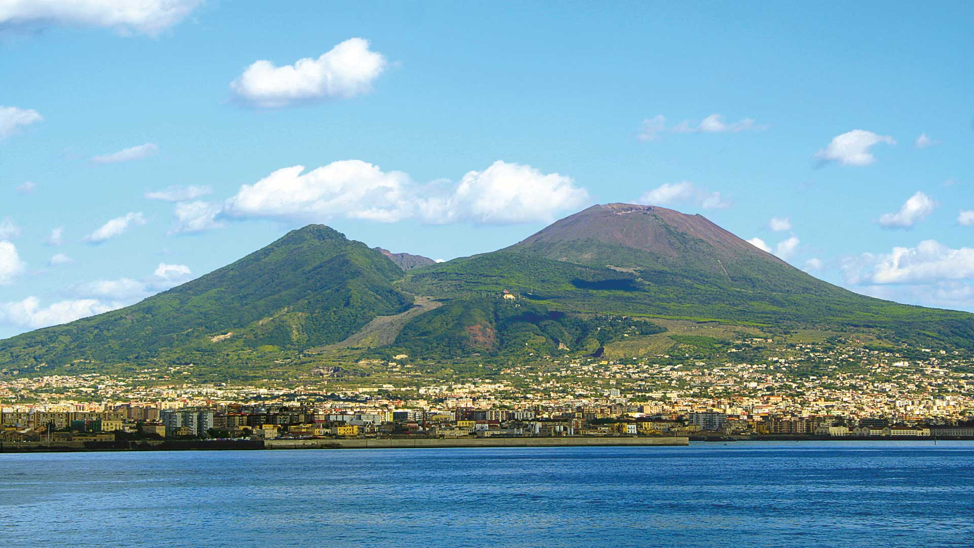 Piano di evacuazione Vesuvio, cos’hanno in comune il film ‘In fila per due’ e la richiesta del sindaco di Portici