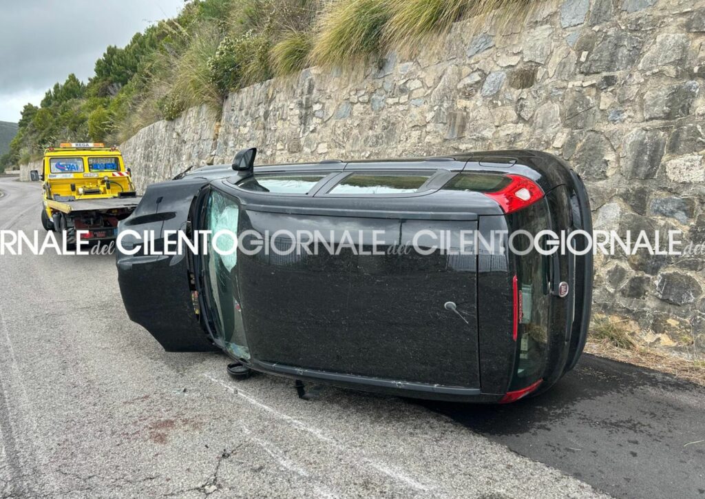 Incidente sulla Via del Mare a Montecorice: auto si ribalta, un ferito lieve