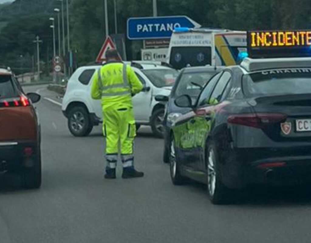 Incidente sulla Cilentana allo svincolo di Pattano: carabinieri e ambulanza sul posto