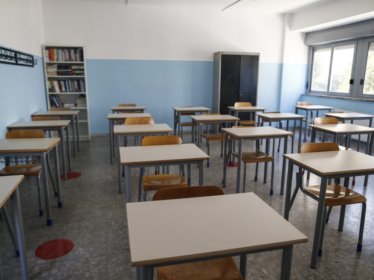 Teggiano, solo 6 iscritti: la scuola dell’infanzia rischia la chiusura