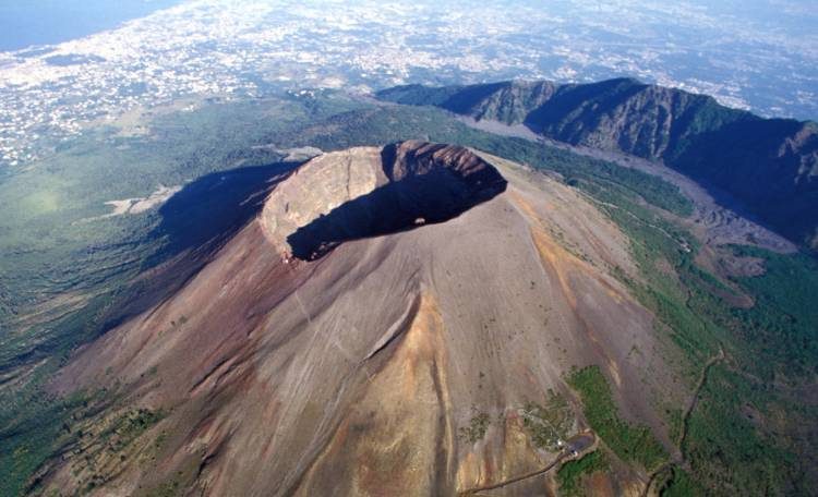 Piano di evacuazione Vesuvio, cos’hanno in comune il film ‘In fila per due’ e la richiesta del sindaco di Portici