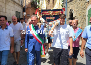 Laurito, papà sindaco e figlio sorreggono statua Madonna: foto è omaggio visivo alla devozione