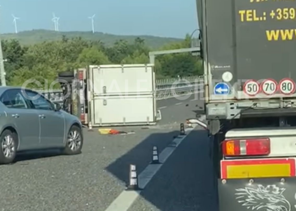 Camion si ribalta lungo l’A2 del Mediterraneo: disagi e code