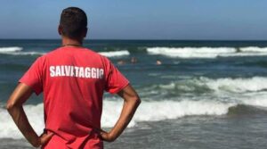 Ascea Marina, bagnino salva padre e figlia in difficoltà al largo