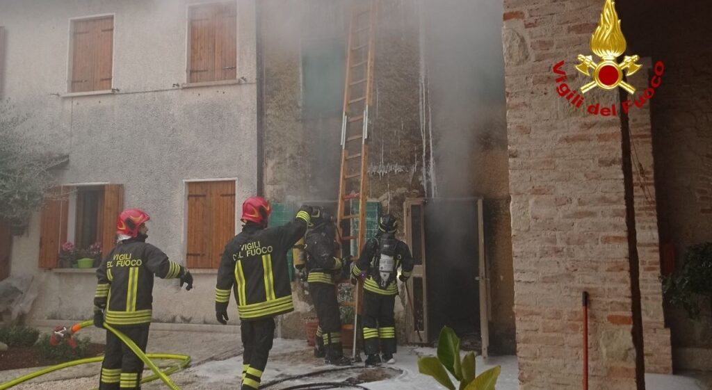 Scarta il regalo di Natale in anticipo, giocattolo difettoso. Casa in fiamme: 5 intossicati
