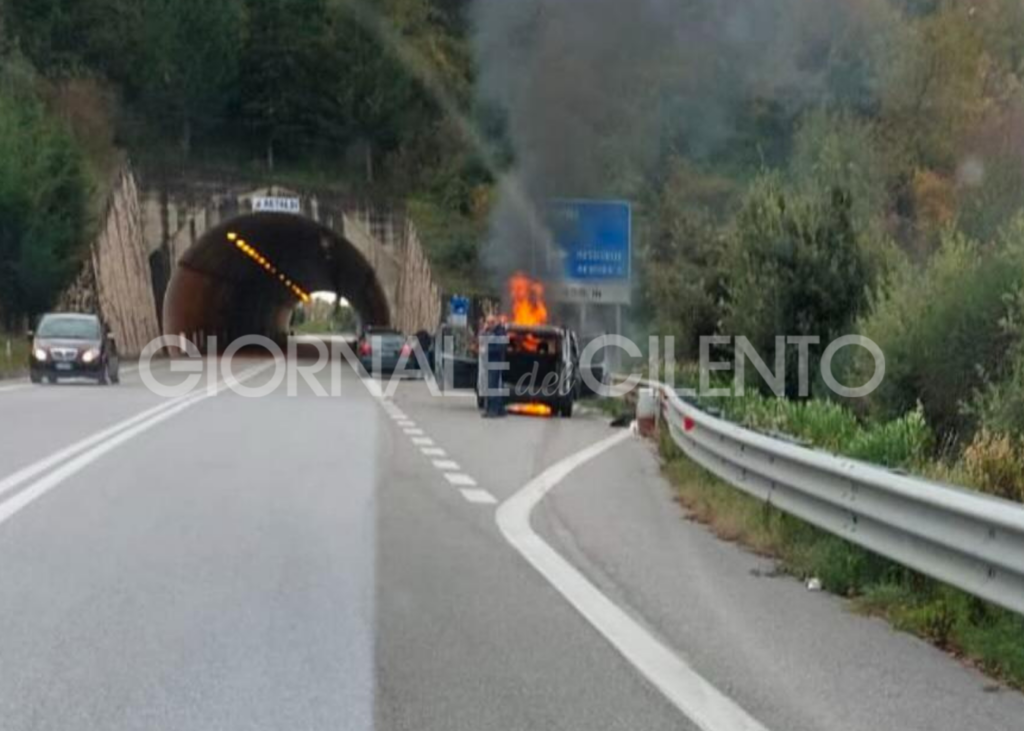 Auto in fiamme sulla Cilentana: paura ma nessun ferito