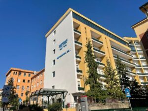 Muore dopo le dimissioni dal pronto soccorso: 78enne si accascia a pochi metri dall’ospedale San Luca