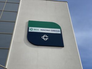 BCC Magna Grecia, la filiale di Vallo della Lucania ospita la mostra “dentro, fuori” dell’artista Carmela De Falco