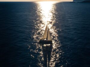 Telefono satellitare in barca: il tuo migliore alleato in mare aperto