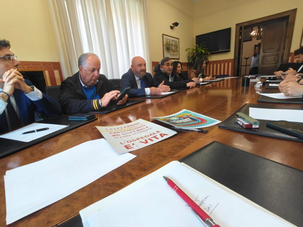 Ospedale di Sapri, in Prefettura l’appello dei sindaci: «Difendere i presidi di democrazia e assistenza»