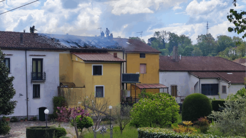 Tetto in fiamme a Buonabitacolo: danni ingenti, nessun ferito
