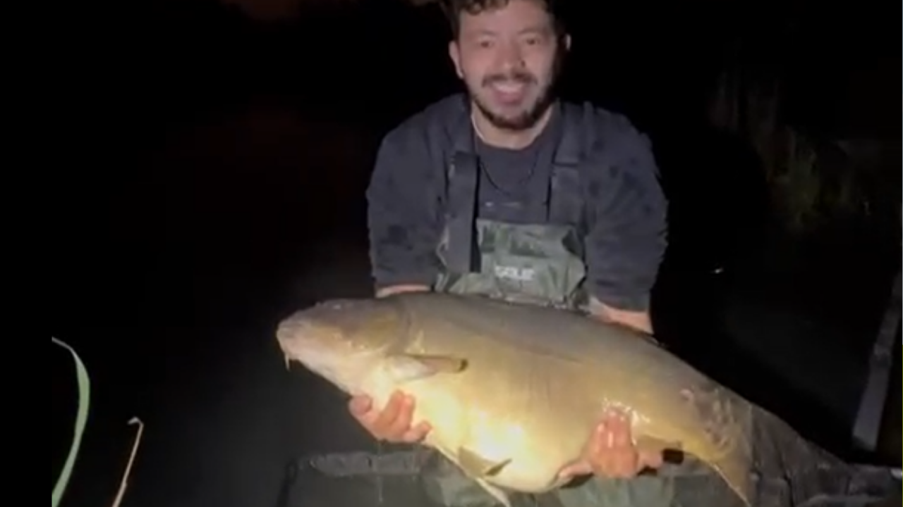 Il giovane pescatore di Polla Marco Scaramozza cattura due carpe da 25 chili