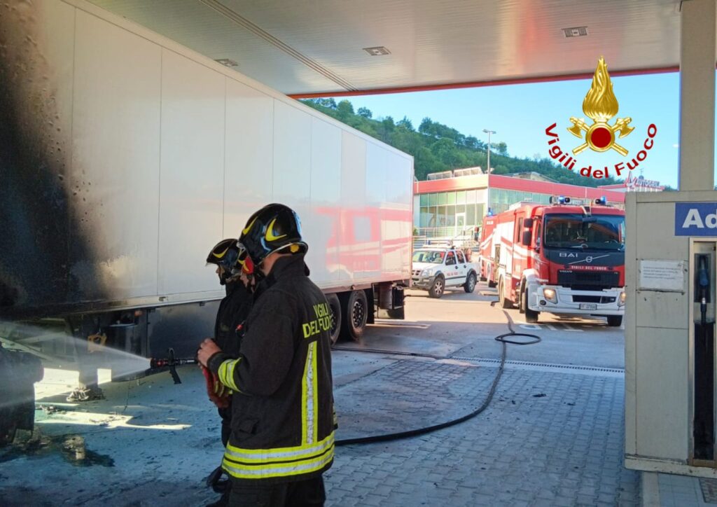Fiamme durante il rifornimento di un mezzo pesante: soccorritore accusa malore