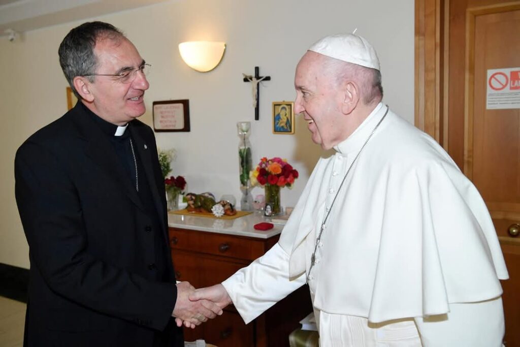 «Si spegne una guida di luce e misericordia»: il commosso saluto dei vescovi De Luca e Calvosa a Papa Francesco