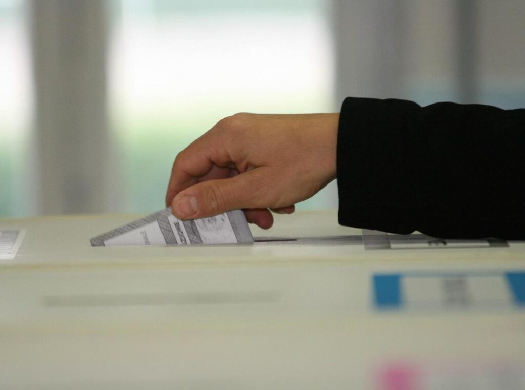 Esplode il caso delle “liste farlocche” nel salernitano: scattano le indagini