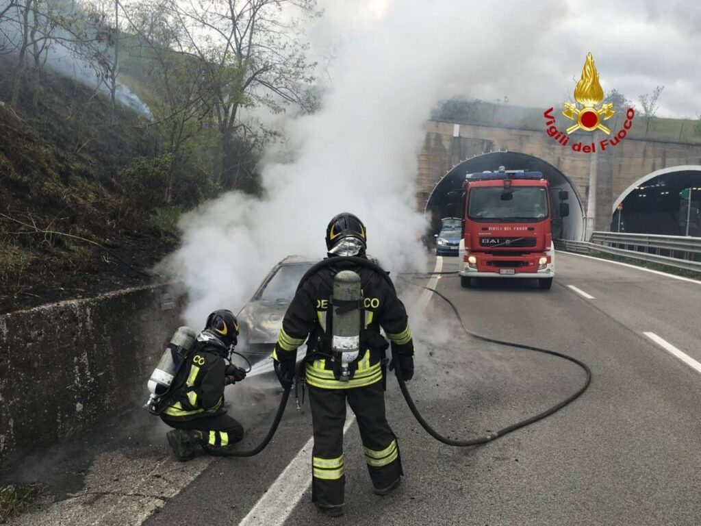 Auto in fiamme lungo il raccordo Sicignano-Potenza