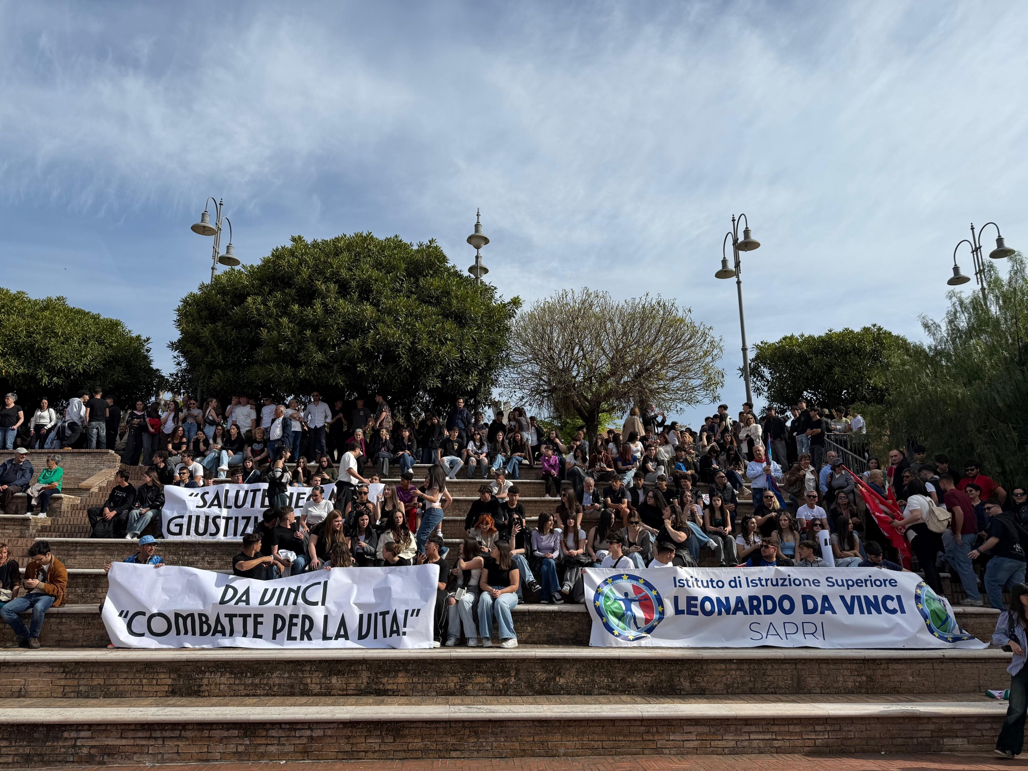 Sapri si mobilita: studenti, scuole e cittadini in piazza per difendere l’ospedale